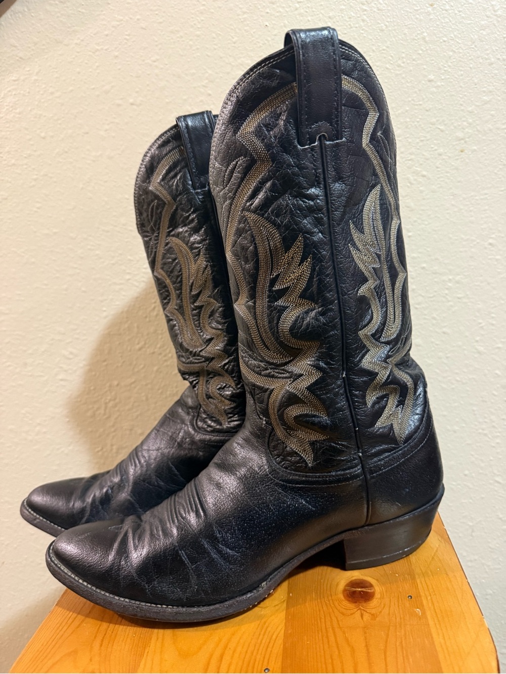Justin Boots Black Leather Western Boots with Gold Stitching